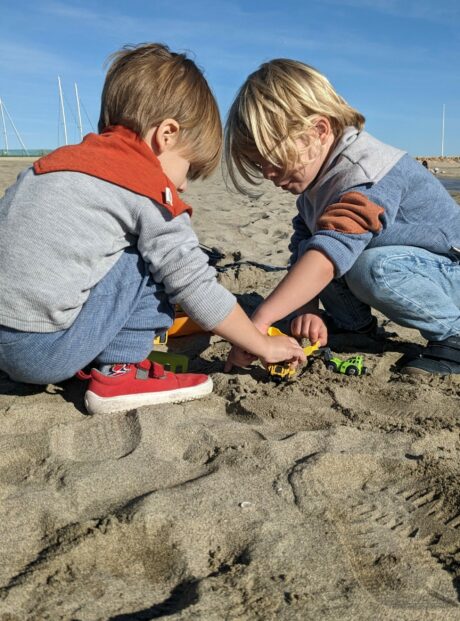 cache-cou_enfant_plage